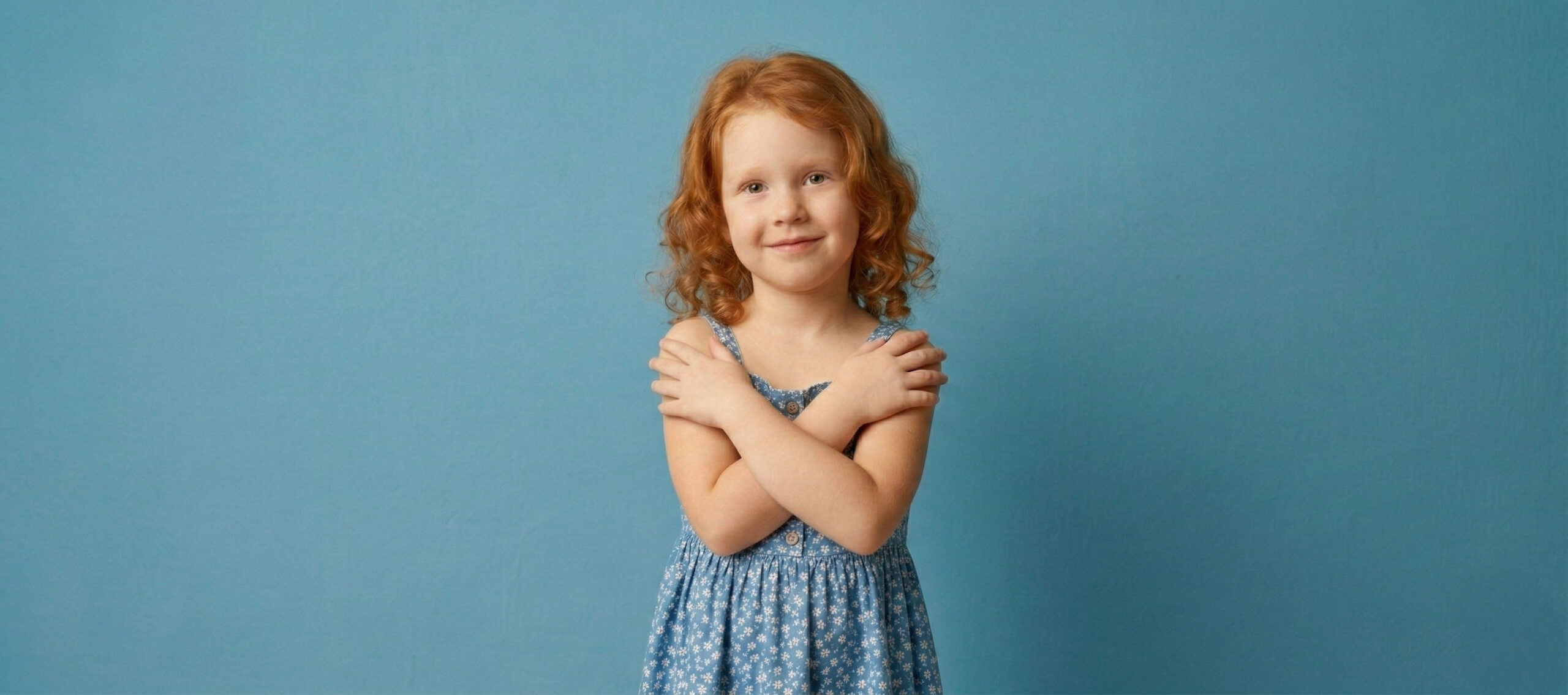 Sześcioletnia dziewczynka zadowolona z siebie,dumna ze swojego ciała, bez kompleksów.